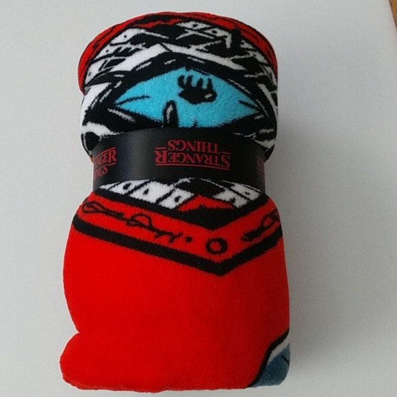 NWT Loungefly Stranger Things Fleece Throw - Picture 5 of 6
